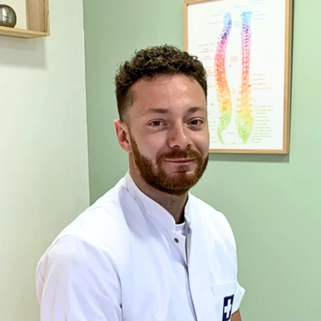 Photo de Clément Jeanmougin dans son cabinet d'ostéopathie à Saint-Germain-en-Laye